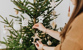 Bevor die Weihnachtsbäume abgegeben werden können, müssen sie vollständig abgeschmückt werden. - Symbolbild: Pexels Bevor die Weihnachtsbäume abgegeben werden können, müssen sie vollständig abgeschmückt werden. - Symbolbild: Pexels