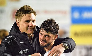 Umarmung für den Siegtorschützen: Rödinghausens Sportchef Alexander Müller herzt Vincent Schaub. - Joel Beinke Umarmung für den Siegtorschützen: Rödinghausens Sportchef Alexander Müller herzt Vincent Schaub. - Joel Beinke
