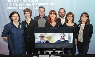 Aktiv für eine qualitätvolle Spielzeit (v.li.): Ilona Hannemann (Verwaltungsdirektorin), Nadja Loschky (Künstlerische Leiterin Musiktheater), Alexander Kalajdzic (Generalmusikdirektor), Kerstin Tölle, Gianni Cuccaro (Leitungsteam Tanzsparte), Martina Breinlinger (Theaterpädagogin/jungplusX), Sarah Deltenre (Leitungsteam Tanzsparte); auf dem Bildschirm: Michael Heicks (Intendant), Dariusch Yazdkhasti (Schauspieldirektor). - Joerg Dieckmann, www.dieckmann-fotodesign.de Aktiv für eine qualitätvolle Spielzeit (v.li.): Ilona Hannemann (Verwaltungsdirektorin), Nadja Loschky (Künstlerische Leiterin Musiktheater), Alexander Kalajdzic (Generalmusikdirektor), Kerstin Tölle, Gianni Cuccaro (Leitungsteam Tanzsparte), Martina Breinlinger (Theaterpädagogin/jungplusX), Sarah Deltenre (Leitungsteam Tanzsparte); auf dem Bildschirm: Michael Heicks (Intendant), Dariusch Yazdkhasti (Schauspieldirektor). - Joerg Dieckmann, www.dieckmann-fotodesign.de