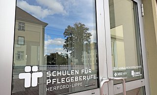 Am 1. Oktober 2020 zog die Pflegeschule mit damals zunächst 50 Schülerinnen und Schülern in das Gebäude der ehemaligen Listerschool auf dem Bildungscampus. Eigentlich war von vorneherein geplant, dass ein Umzug in ein neues, saniertes Gebäude innerhalb von drei Jahren erfolgen sollte. - Frank-Michael Kiel-Steinkamp,Frank-Michael Kiel-Steinkamp Am 1. Oktober 2020 zog die Pflegeschule mit damals zunächst 50 Schülerinnen und Schülern in das Gebäude der ehemaligen Listerschool auf dem Bildungscampus. Eigentlich war von vorneherein geplant, dass ein Umzug in ein neues, saniertes Gebäude innerhalb von drei Jahren erfolgen sollte. - Frank-Michael Kiel-Steinkamp,Frank-Michael Kiel-Steinkamp