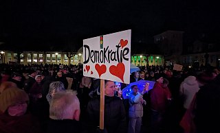 Rund 3.000 Menschen kamen zur letzten Demo gegen Rechts auf den Rathausplatz. - Susanne Blersch Rund 3.000 Menschen kamen zur letzten Demo gegen Rechts auf den Rathausplatz. - Susanne Blersch