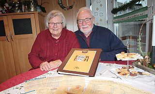 Christa und Georg Goeken haben sich 55 Jahre um die immer heiß begehrten Nikolaustüten für die Kinder in Buke gekümmert. In einem Ordner sind noch alle Bestellzettel aus den letzten Jahrzehnten. - Uwe Müller Christa und Georg Goeken haben sich 55 Jahre um die immer heiß begehrten Nikolaustüten für die Kinder in Buke gekümmert. In einem Ordner sind noch alle Bestellzettel aus den letzten Jahrzehnten. - Uwe Müller