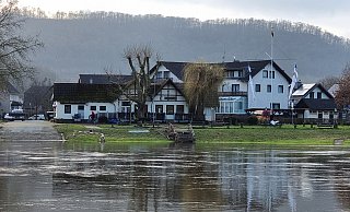 Die Fläche zwischen Gastronomiebetrieb und Weser wird in Wehrden komplett neu gestaltet. - Torsten Wegener Die Fläche zwischen Gastronomiebetrieb und Weser wird in Wehrden komplett neu gestaltet. - Torsten Wegener
