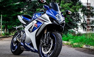 Beim Fluchtversuch in Richtung Park stürzt das Duo samt der Suzuki um. - Symbolfoto: pixabay / Creative Commons Beim Fluchtversuch in Richtung Park stürzt das Duo samt der Suzuki um. - Symbolfoto: pixabay / Creative Commons