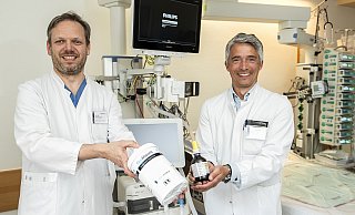 Dr. Rainer Borgstedt und Professor Sebastian Rehberg (r.) wissen, dass die Anästhesie ein Ort ist, wo viel fürs Klima getan werden kann. Borgstedt zeigt einen Absorber, der Narkosegase bindet - nur am Recycling, daran wird noch geforscht. - © Jörg Dieckmann - www. dieckmann-fotodesign.de Dr. Rainer Borgstedt und Professor Sebastian Rehberg (r.) wissen, dass die Anästhesie ein Ort ist, wo viel fürs Klima getan werden kann. Borgstedt zeigt einen Absorber, der Narkosegase bindet - nur am Recycling, daran wird noch geforscht. - © Jörg Dieckmann - www. dieckmann-fotodesign.de