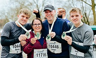 Für Familie Thiemann ist die Teilnahme am Osterlauf etwas ganz Besonderes. Nach der Krebsdiagnose ist Vater Holger Thiemann wieder fit, um mit seiner Frau Petra Hönisch und den Söhnen Marlon und Davin Thiemann den 10-Kilometer-Lauf zu bestreiten. - BESIM MAZHIQI Für Familie Thiemann ist die Teilnahme am Osterlauf etwas ganz Besonderes. Nach der Krebsdiagnose ist Vater Holger Thiemann wieder fit, um mit seiner Frau Petra Hönisch und den Söhnen Marlon und Davin Thiemann den 10-Kilometer-Lauf zu bestreiten. - BESIM MAZHIQI