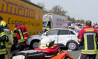 Auf der A33 in Höhe Borchen kollidierten im Rückstau vor einer Baustelle drei Lastwagen und ein Personenwagen. - Ralph Meyer Auf der A33 in Höhe Borchen kollidierten im Rückstau vor einer Baustelle drei Lastwagen und ein Personenwagen. - Ralph Meyer