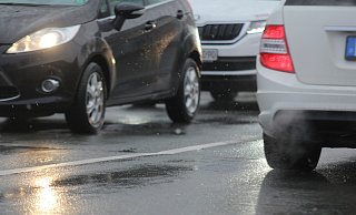 Das Blitzeis hat sich am Freitagnachmittag in Bad Oeynhausen weitgehend wieder in Wasser verwandelt - trotz anhaltender Schneefälle. - Ulf Hanke Das Blitzeis hat sich am Freitagnachmittag in Bad Oeynhausen weitgehend wieder in Wasser verwandelt - trotz anhaltender Schneefälle. - Ulf Hanke