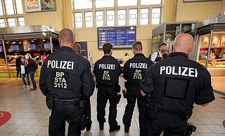 Die Polizei sucht drei bewaffnete Räuber, die im Hauptbahnhof zwei Jugendliche bedroht haben sollen. - Symbolfoto: Wolfgang Rudolf Die Polizei sucht drei bewaffnete Räuber, die im Hauptbahnhof zwei Jugendliche bedroht haben sollen. - Symbolfoto: Wolfgang Rudolf