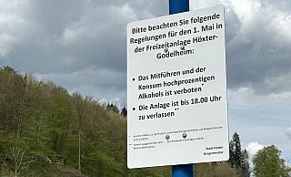 Bereits im Jahr 2023 haben die Sicherheitsbehörden mit Hinweisschildern auf die geltenden Regeln am Maifeiertag hingeweisen. - Ralf T. Mischer Bereits im Jahr 2023 haben die Sicherheitsbehörden mit Hinweisschildern auf die geltenden Regeln am Maifeiertag hingeweisen. - Ralf T. Mischer