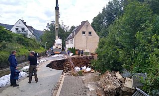 Die THW-Kräfte sind vor Ort in Altena im Einsatz und helfen dabei, Straße und Wege vorerst wieder in Schuss zu bringen oder abzusichern. - Christoph Wiegand / THW Paderborn Die THW-Kräfte sind vor Ort in Altena im Einsatz und helfen dabei, Straße und Wege vorerst wieder in Schuss zu bringen oder abzusichern. - Christoph Wiegand / THW Paderborn