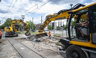 Noch bis zum Ende der Sommerferien laufen die Gleisbauarbeiten auf dem Adenauerplatz. - Jörg Dieckmann Noch bis zum Ende der Sommerferien laufen die Gleisbauarbeiten auf dem Adenauerplatz. - Jörg Dieckmann