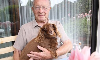 Günter Besser mit Zwergdackel Gana. Am Mittwoch wird der ehemalige Bauingenieur 100 Jahre alt und feiert den runden Geburtstag mit Freunden und Familie. - Björn Kenter Günter Besser mit Zwergdackel Gana. Am Mittwoch wird der ehemalige Bauingenieur 100 Jahre alt und feiert den runden Geburtstag mit Freunden und Familie. - Björn Kenter