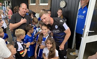Fabian Klos (36) steht in Amshausen für Erinnerungsfotos mit den Fans zur Verfügung. - Wolfgang Rudolf Fabian Klos (36) steht in Amshausen für Erinnerungsfotos mit den Fans zur Verfügung. - Wolfgang Rudolf