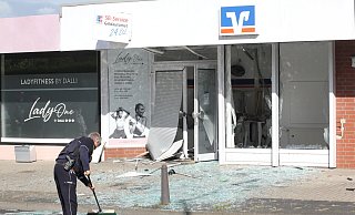 Ein Bild der Zerstörung: Die Wucht der Druckwelle hat die Scheiben der Automatenfilia bersten lassen. - Ulf Hanke Ein Bild der Zerstörung: Die Wucht der Druckwelle hat die Scheiben der Automatenfilia bersten lassen. - Ulf Hanke