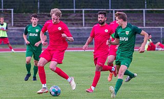 Fichtes Garon Zeibig (am Ball) wird von Dornbergs Lukas Kuck attackiert. Dieses Duell wird es am Sonntag nicht geben, Kuck ist gesperrt. - Andreas Zobe Fichtes Garon Zeibig (am Ball) wird von Dornbergs Lukas Kuck attackiert. Dieses Duell wird es am Sonntag nicht geben, Kuck ist gesperrt. - Andreas Zobe