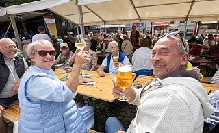 Gute Stimmung beim Brackweder Schweinemarkt. - Oliver Krato Gute Stimmung beim Brackweder Schweinemarkt. - Oliver Krato