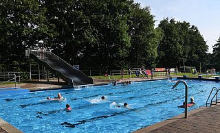 Das Freibad in Lichtenau wird mit Solarenergie beheizt. - www.sportpictures.de Das Freibad in Lichtenau wird mit Solarenergie beheizt. - www.sportpictures.de