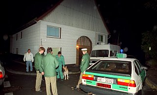 Polizisten und ein Einsatzfahrzeug stehen am 17. Oktober 1991 in Bredenborn im Kreis Höxter vor dem Haus, in dem Dietmar J. bis zur Tat lebte. - dpa/holger hollemann Polizisten und ein Einsatzfahrzeug stehen am 17. Oktober 1991 in Bredenborn im Kreis Höxter vor dem Haus, in dem Dietmar J. bis zur Tat lebte. - dpa/holger hollemann