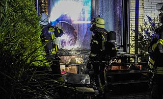 Der Brand in einem Mehrfamilienhaus an der Osningstraße ist auf bisher ungeklärter Ursache auf einer Terrasse ausgebrochen. - Paul Brinkmann Der Brand in einem Mehrfamilienhaus an der Osningstraße ist auf bisher ungeklärter Ursache auf einer Terrasse ausgebrochen. - Paul Brinkmann