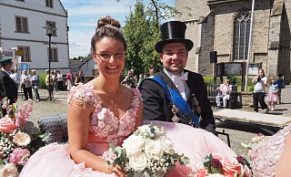 Das Nieheimer Königspaar Stefan Lücking und Joana Brune in der Kutsche. - Josef Köhne Das Nieheimer Königspaar Stefan Lücking und Joana Brune in der Kutsche. - Josef Köhne