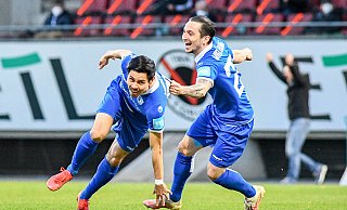 Raphael Obermair (l.), der hier mit seinem Magdeburger Teamkollegen Sebastian Jakubiak einen Treffer feiert, will künftig für den SC Paderborn jubeln. - picture alliance / foto2press Raphael Obermair (l.), der hier mit seinem Magdeburger Teamkollegen Sebastian Jakubiak einen Treffer feiert, will künftig für den SC Paderborn jubeln. - picture alliance / foto2press