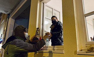 Am Gasthaus gibt es Heißgetränke und Speisen zum Mitnehmen. An Weihnachten wird ein Foodtruck aufgestellt. - Phyllis Frieling Am Gasthaus gibt es Heißgetränke und Speisen zum Mitnehmen. An Weihnachten wird ein Foodtruck aufgestellt. - Phyllis Frieling