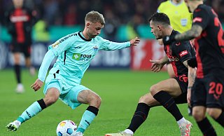 SCP-Kicker Sebastian Klaas (l., hier im Zweikampf mit Leverkusens Granit Xhaka) ist ein heißer Kandidat für einen Startelf-Einsatz. - IMAGO/Nordphoto SCP-Kicker Sebastian Klaas (l., hier im Zweikampf mit Leverkusens Granit Xhaka) ist ein heißer Kandidat für einen Startelf-Einsatz. - IMAGO/Nordphoto