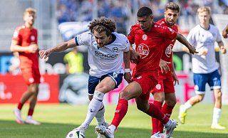 Arminia-Kapitän Mael Corboz hängt Essens Jimmy Kaparos ab. - IMAGO/Revierfoto Arminia-Kapitän Mael Corboz hängt Essens Jimmy Kaparos ab. - IMAGO/Revierfoto