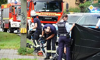 Für die Befreiung der Aktivisten an der Kreuzstraße musste die Feuerwehr schweres Gerät einsetzen. - Paul Brinkmann Für die Befreiung der Aktivisten an der Kreuzstraße musste die Feuerwehr schweres Gerät einsetzen. - Paul Brinkmann