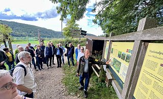 Neben Vorträgen erlebten die Mitglieder des Paderborner Kreistags auch eine kleine Wanderung, geleitet von Nationalpark-Vizechef Achim Frede (r.). - Jens Reddeker Neben Vorträgen erlebten die Mitglieder des Paderborner Kreistags auch eine kleine Wanderung, geleitet von Nationalpark-Vizechef Achim Frede (r.). - Jens Reddeker