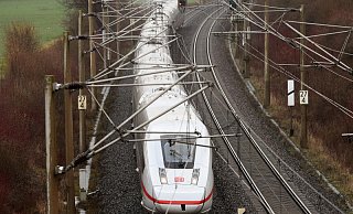 Symbolfoto: Der mögliche Neubau einer ICE-Strecke zwischen Bielefeld und Hannover ist weiterhin umstritten. Das wurde am Abend im Plenum deutlich, das digital tagte. - dpa Symbolfoto: Der mögliche Neubau einer ICE-Strecke zwischen Bielefeld und Hannover ist weiterhin umstritten. Das wurde am Abend im Plenum deutlich, das digital tagte. - dpa
