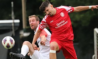 Obenauf: Burak Mete Cosar (r.) und der FC RW Kirchlengern setzten sich gegen den Post TSV Detmold durch. - N.Gessat Obenauf: Burak Mete Cosar (r.) und der FC RW Kirchlengern setzten sich gegen den Post TSV Detmold durch. - N.Gessat