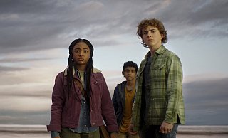 Walker Scobell (r.) als Percy Jackson, Leah Sava Jeffries als Annabeth und Aryan Simhadri müssen gemeinsam losziehen, um ein gestohlenes Artefakt zu finden. Die Serie steht für sich selbst und rollt die Geschichte des Halbgotts Percy Jackson neu auf. - Disney Walker Scobell (r.) als Percy Jackson, Leah Sava Jeffries als Annabeth und Aryan Simhadri müssen gemeinsam losziehen, um ein gestohlenes Artefakt zu finden. Die Serie steht für sich selbst und rollt die Geschichte des Halbgotts Percy Jackson neu auf. - Disney