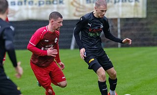 Theesens Malik Baytar (r.) ist über Ostern in den Derbys gegen den VfB Fichte und den TuS Dornberg gefordert. - Andreas Zobe Theesens Malik Baytar (r.) ist über Ostern in den Derbys gegen den VfB Fichte und den TuS Dornberg gefordert. - Andreas Zobe