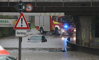 In Herford musste eine Straße gesperrt werden, ein Auto ist in den Wassermassen fast verschwunden. - Claus Frickemeier In Herford musste eine Straße gesperrt werden, ein Auto ist in den Wassermassen fast verschwunden. - Claus Frickemeier