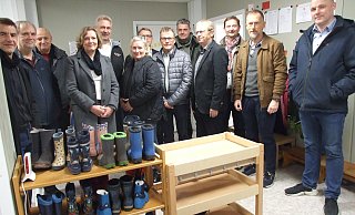 Die Mitglieder des Espelkamper Schulausschusses schauten sich den erst vor einem Jahr auf dem Gelände der DRK-Kindertgeseinerichtung aufgestellten Container an. Hier werden aktuell 17 Mädchen und Jungen betreut. - Karsten Schulz Die Mitglieder des Espelkamper Schulausschusses schauten sich den erst vor einem Jahr auf dem Gelände der DRK-Kindertgeseinerichtung aufgestellten Container an. Hier werden aktuell 17 Mädchen und Jungen betreut. - Karsten Schulz
