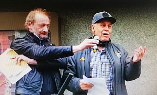 Mit-Organisator Viktor Harder hielt für Ratsherr Dietrich Janzen (Bündnis C) das Mikro bei dessen Ansprache. - Schreenshot Joern Spreen-Ledebur Mit-Organisator Viktor Harder hielt für Ratsherr Dietrich Janzen (Bündnis C) das Mikro bei dessen Ansprache. - Schreenshot Joern Spreen-Ledebur