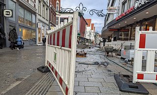 Die Pflasterarbeiten ziehen sich in die Länge. Vor der Back Factory und Klingenthal wird derzeit noch gewerkelt. - Susanne Barth Die Pflasterarbeiten ziehen sich in die Länge. Vor der Back Factory und Klingenthal wird derzeit noch gewerkelt. - Susanne Barth