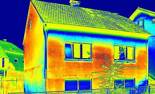 Zuviel Wärme strahlt ab: Die Thermografie zeigt, dass dieses Wohnhaus noch Nachholbedarf bei der Thermografie hat. - Privat Zuviel Wärme strahlt ab: Die Thermografie zeigt, dass dieses Wohnhaus noch Nachholbedarf bei der Thermografie hat. - Privat