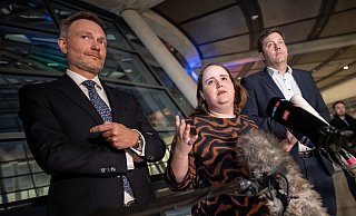 Die Parteichefs der Koalitionsparteien Lars Klingbeil (SPD, r.-l.) Ricarda Lang (Grüne) und Christian Lindner (FDP) nach dem letzten Koalitionsausschuss vor vier Wochen. Dieser hatte sich rund 30 Stunden lang hingezogen. - Michael Kappeler Die Parteichefs der Koalitionsparteien Lars Klingbeil (SPD, r.-l.) Ricarda Lang (Grüne) und Christian Lindner (FDP) nach dem letzten Koalitionsausschuss vor vier Wochen. Dieser hatte sich rund 30 Stunden lang hingezogen. - Michael Kappeler