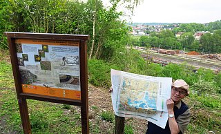 Elmar Döring steht am Galgenberg und ist nicht glücklich mit dem Schild, welches wenig über die Besonderheit erzählt, die hinter ihm, in Bethel, durch einen gewaltigen erdgeschichtlichen Riss entstanden ist. - Kurt Ehmke Elmar Döring steht am Galgenberg und ist nicht glücklich mit dem Schild, welches wenig über die Besonderheit erzählt, die hinter ihm, in Bethel, durch einen gewaltigen erdgeschichtlichen Riss entstanden ist. - Kurt Ehmke