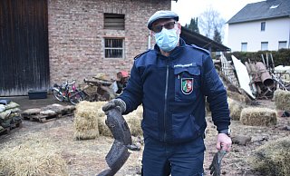 Die Mine ist unschädlich, wie Volker Lenz vom Kampfmittelbeseitigungsdienst zeigt. - Thomas Kube Die Mine ist unschädlich, wie Volker Lenz vom Kampfmittelbeseitigungsdienst zeigt. - Thomas Kube