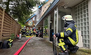 Bei dem Wohnungsbrand an der Uhlenflucht wurden vier Hausbewohner verletzt. Ein 82-jähriger Bewohner starb später im Krankenhaus. - Charlotte Mahncke Bei dem Wohnungsbrand an der Uhlenflucht wurden vier Hausbewohner verletzt. Ein 82-jähriger Bewohner starb später im Krankenhaus. - Charlotte Mahncke