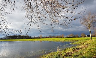 So sah es zum Jahreswechsel aus: Die Felder rund um Espelkamp sind überschwemmt, das Wasser kann kaum ablaufen. - Heike von Schulz So sah es zum Jahreswechsel aus: Die Felder rund um Espelkamp sind überschwemmt, das Wasser kann kaum ablaufen. - Heike von Schulz