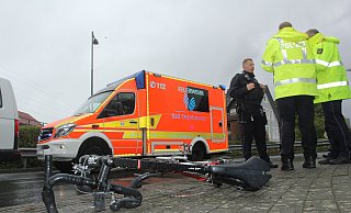 Ein 49-jähriger Radsportler ist am Sonntagmittag gegen einen Transporter gekracht und hat sich dabei schwer verletzt. - Ulf Hanke Ein 49-jähriger Radsportler ist am Sonntagmittag gegen einen Transporter gekracht und hat sich dabei schwer verletzt. - Ulf Hanke