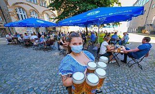 Hat viel zu tun: Jana Marie Kreth trägt sechs Maß Bier. - Foto: Andreas Zobe/NW Hat viel zu tun: Jana Marie Kreth trägt sechs Maß Bier. - Foto: Andreas Zobe/NW
