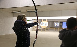 Julia Holthaus zielt ins Gold der Zielauflage. - Anthea Moschner Julia Holthaus zielt ins Gold der Zielauflage. - Anthea Moschner