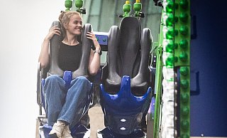 Charlotte Förster hat die Hauptattraktionen auf dem Bielefelder Leinewebermarkt 2024 getestet. - Mike-Dennis Müller / www.mdm.photo Charlotte Förster hat die Hauptattraktionen auf dem Bielefelder Leinewebermarkt 2024 getestet. - Mike-Dennis Müller / www.mdm.photo