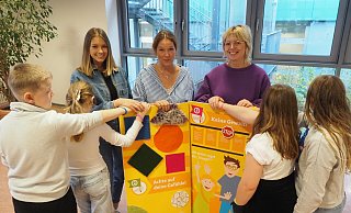 Diese vier Helden tragen ihre Trau-dich-Armbänder mit Stolz und sie haben Vertrauen zur Schulleitung. Jana Wieners (v. l.), Patricia Arendes-Meyn und Anika Dingemans freut’s. Foto: Josef Köhne - Josef Köhne Diese vier Helden tragen ihre Trau-dich-Armbänder mit Stolz und sie haben Vertrauen zur Schulleitung. Jana Wieners (v. l.), Patricia Arendes-Meyn und Anika Dingemans freut’s. Foto: Josef Köhne - Josef Köhne